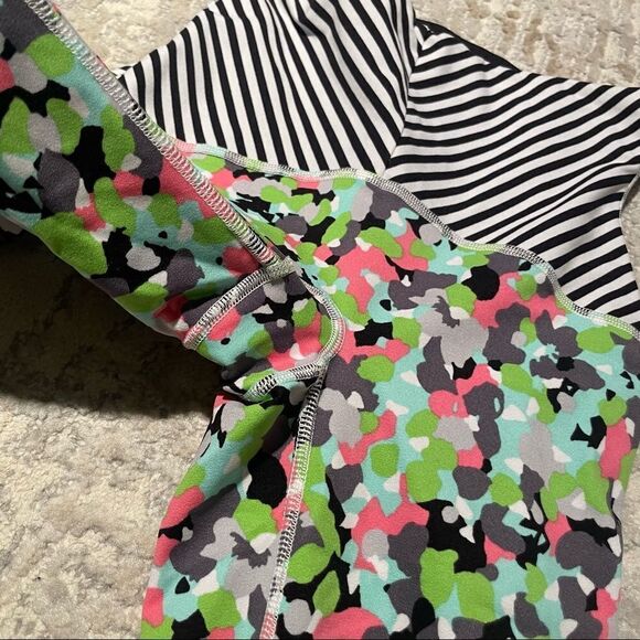 🏷️ 5 for $25 - SPANX Capri Leggings in Petal Power Thin Stripe - Picture 5 of 12